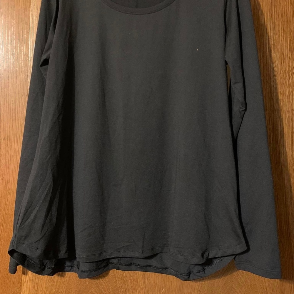 T-Shirt - Picture 2 of 4
